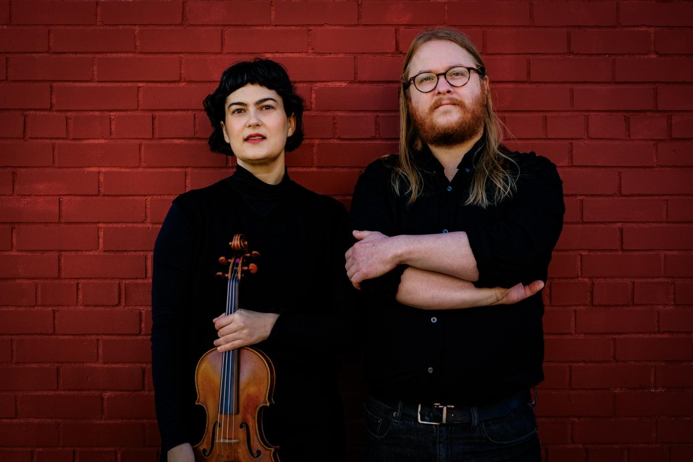 Foto på Maya Bennardo och Karl Larson