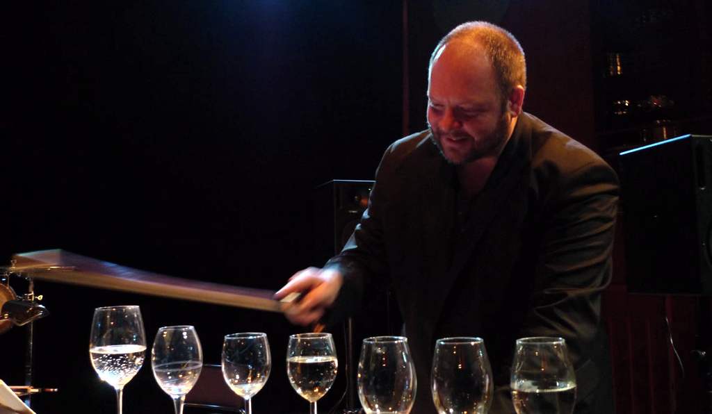 Stenhammarkvartettens Tony Bauer spelar på stämda glas i Black Angels