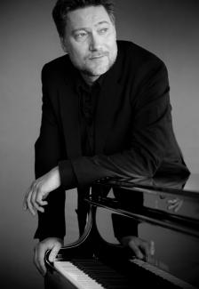 Marten_Landstrom Syntolkning: Svartvit bild på pianisten Mårten Landström i halvprofil.